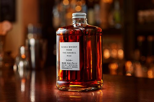 Nikka From The Barrel 0.5L – Иконско јапонско виски со богат и комплексен вкус Nikka From The Barrel 0.5L е јапонско виски кое се произведува со мешање на внимателно избрани сингл малт и житарски вискија од дестилериите Miyagikyo и Yoichi. По мешањето, вискито повторно се остава да зрее во буриња за да се добие неговиот карактеристичен длабок и комплексен профил. Аромата е богата и интензивна, со ноти на зачинет даб, сушено овошје, карамела, ванила и лесни цветни тонови. На вкус, Nikka From The Barrel нуди прекрасен баланс на топлина, овошност и зачинетост. Се чувствуваат ноти на портокалова кора, мед, морско оревче, цимет и карамелизиран шеќер. Финишот е долг, топол и длабоко зачинет, оставајќи интензивен впечаток. Со својата високa јачина од 51.4%, ова виски е идеално за љубители што сакаат богат и концентриран вкус. Одлично се пие чисто, со неколку капки вода или како дел од преми