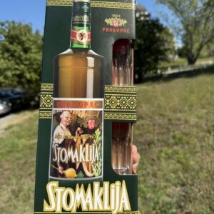 Stomaklija Rakija 1L – Слива и 12 Билки, Подарок Кутија со 2 Чаши